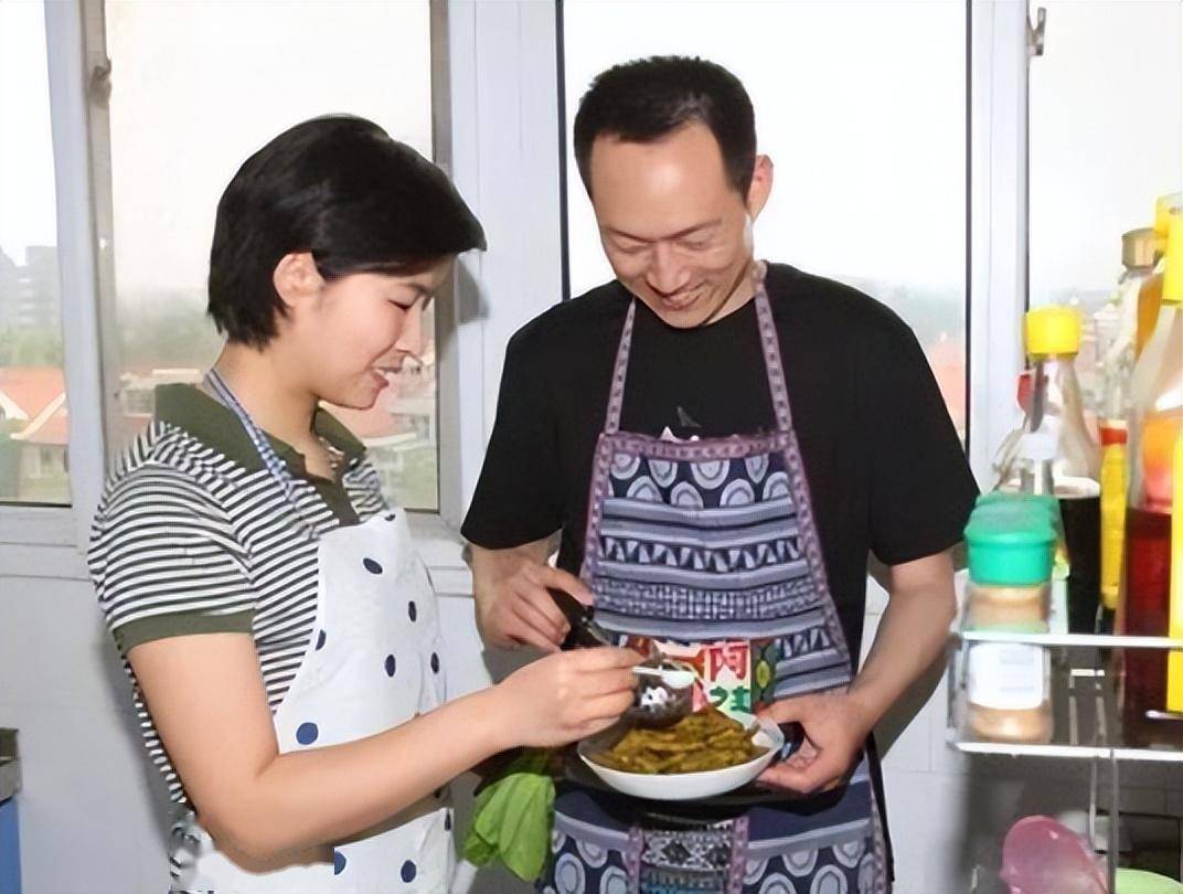 刘洋也同样紧紧的拥抱张华,她知道这些日子一直都是张华守在她的背后