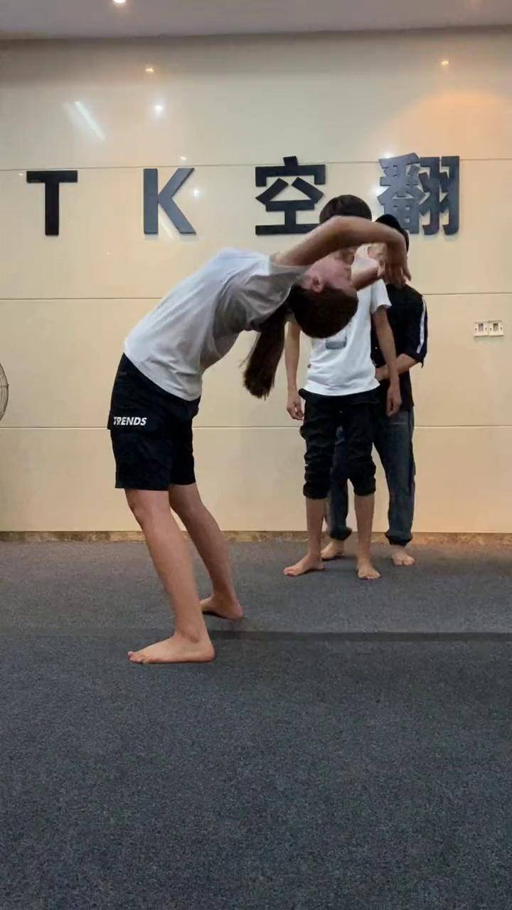 后手翻练习 只要想学习就可以后手翻 做个很哇塞的女孩 空翻