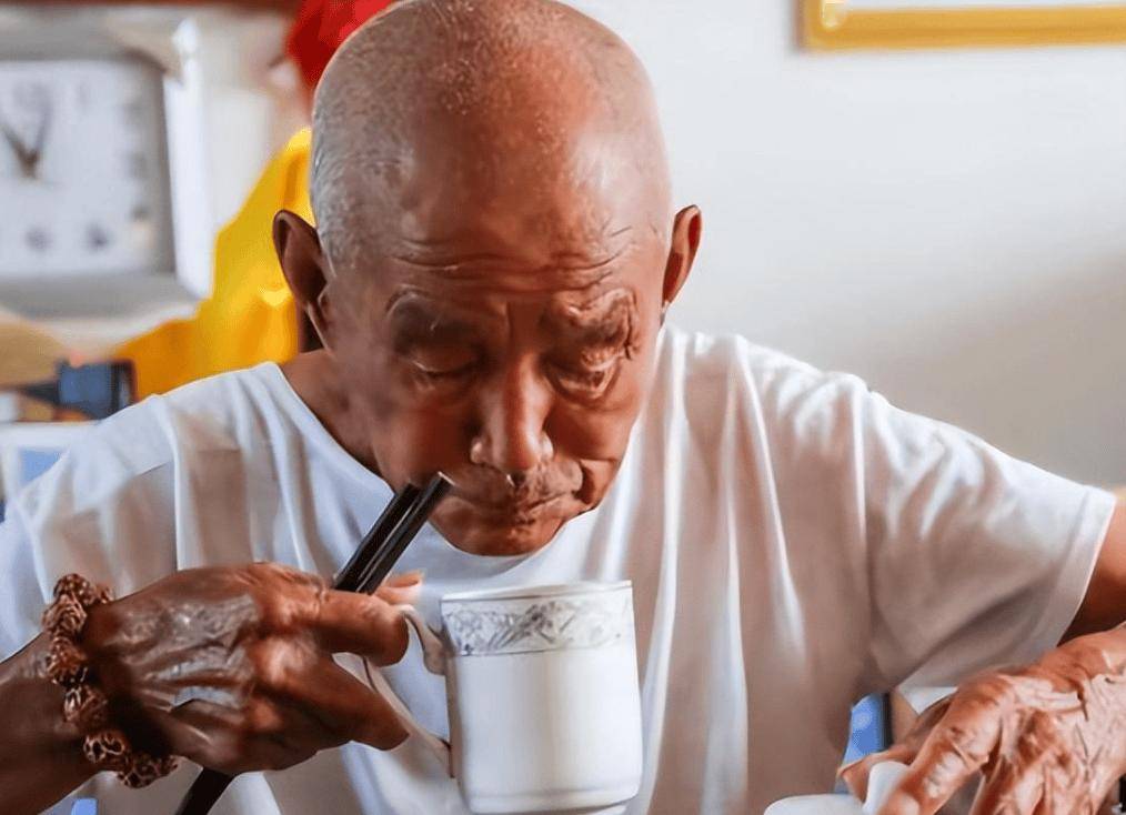 年龄大了要戒酒吗?医生:60岁后,喝酒记住"5不喝",对身体好