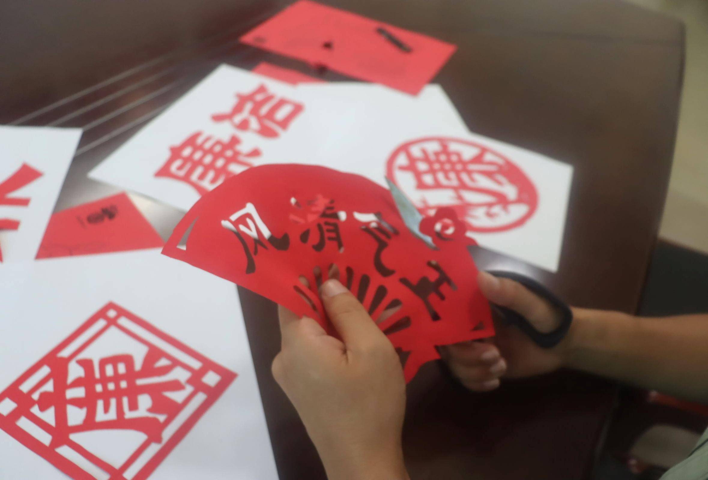 守护"指尖"上的廉洁——广东茂名海警局开展"巧手剪廉韵,海疆传清风"