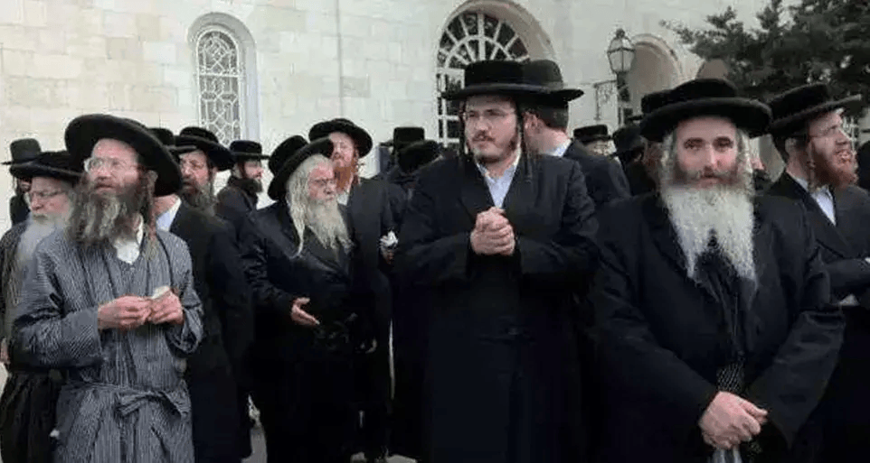 图2:身穿宗教服装的犹太教教徒,这是正统的犹太人因此近现代犹太人的