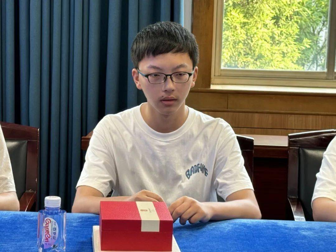 桐城中学召开2024年高招录取部分优秀学生座谈会