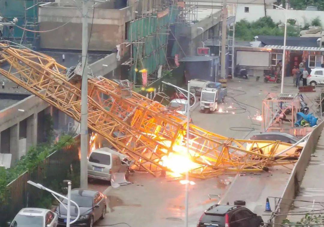 辽宁一塔吊倒塌砸中高压线起火?官方通报:致1人身亡