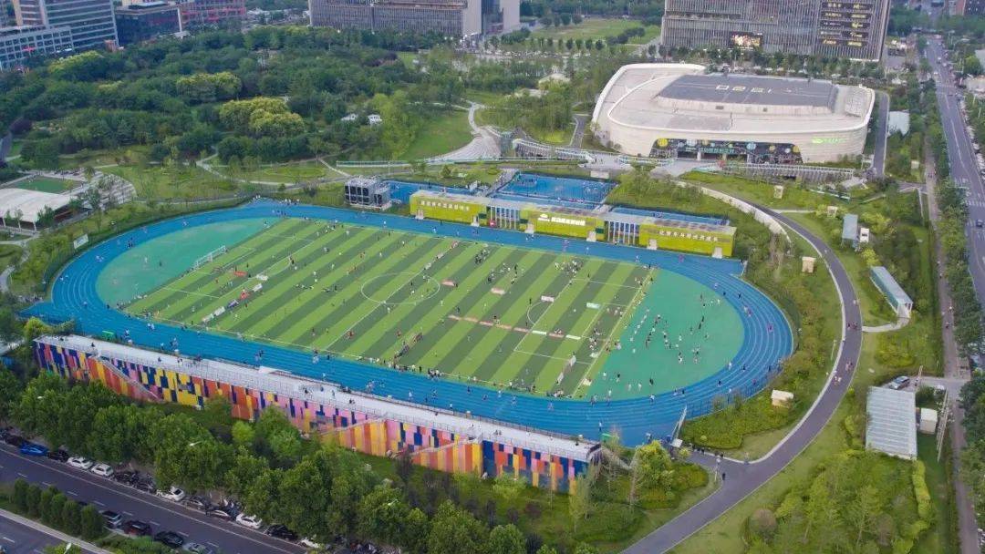 郑东新区篮球公园还有这个篮球公园,它位于郑州市郑东新区107辅道与