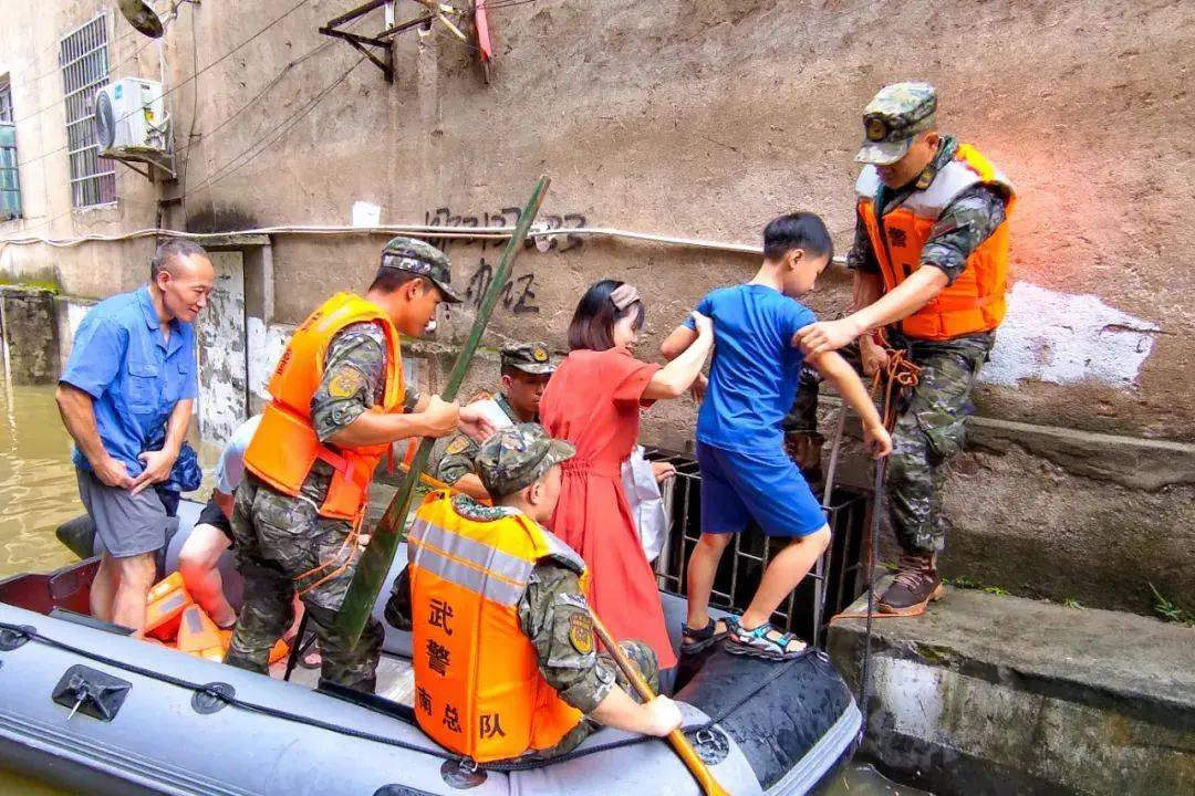 市非遗中心参演庆"八一军民联欢晚会"暨开展慰问抗洪一线官兵活动