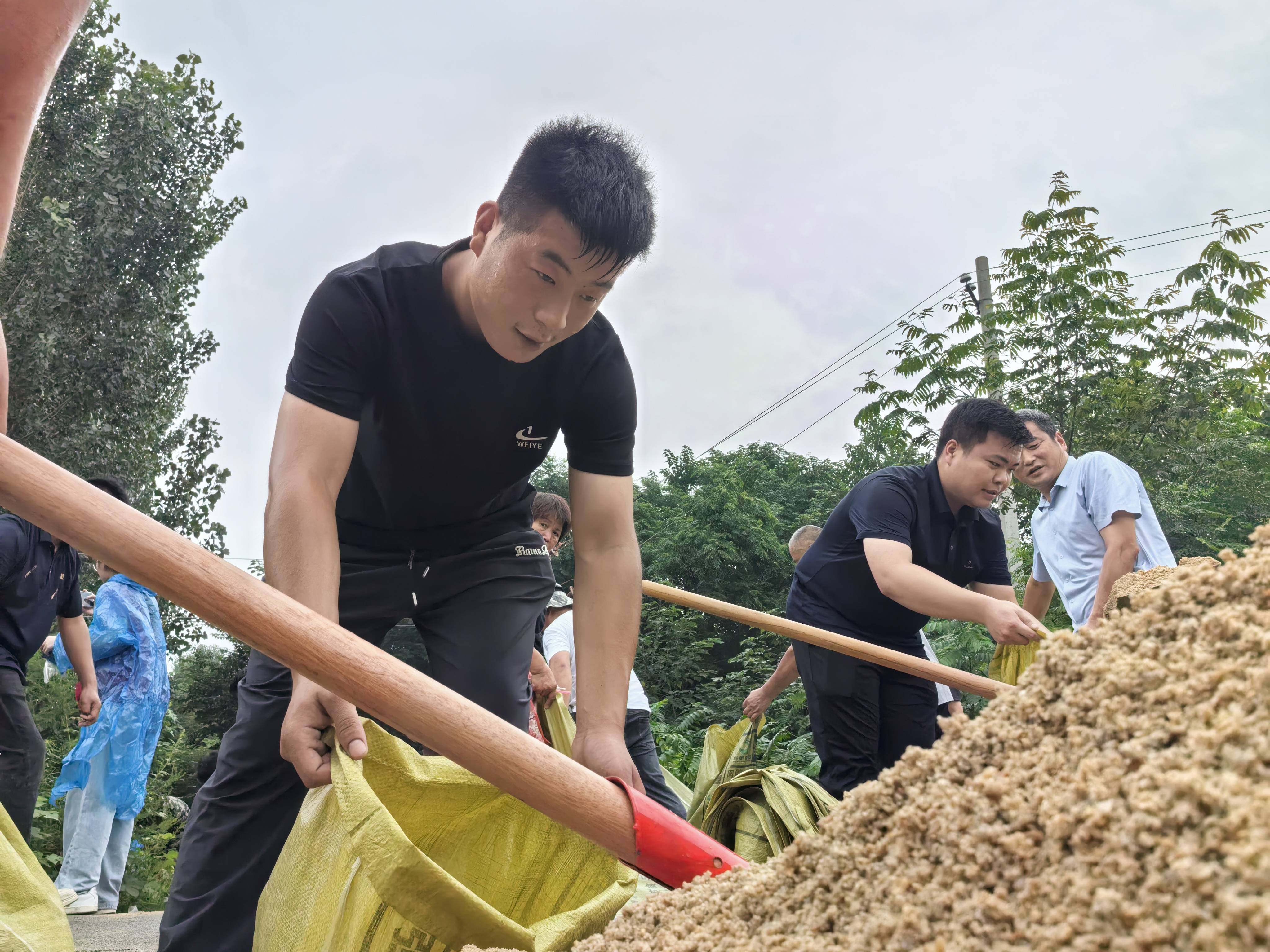 (左力 摄)记者7月30日在唐河县郭滩镇见到了柴湾村党支部书记韩保国