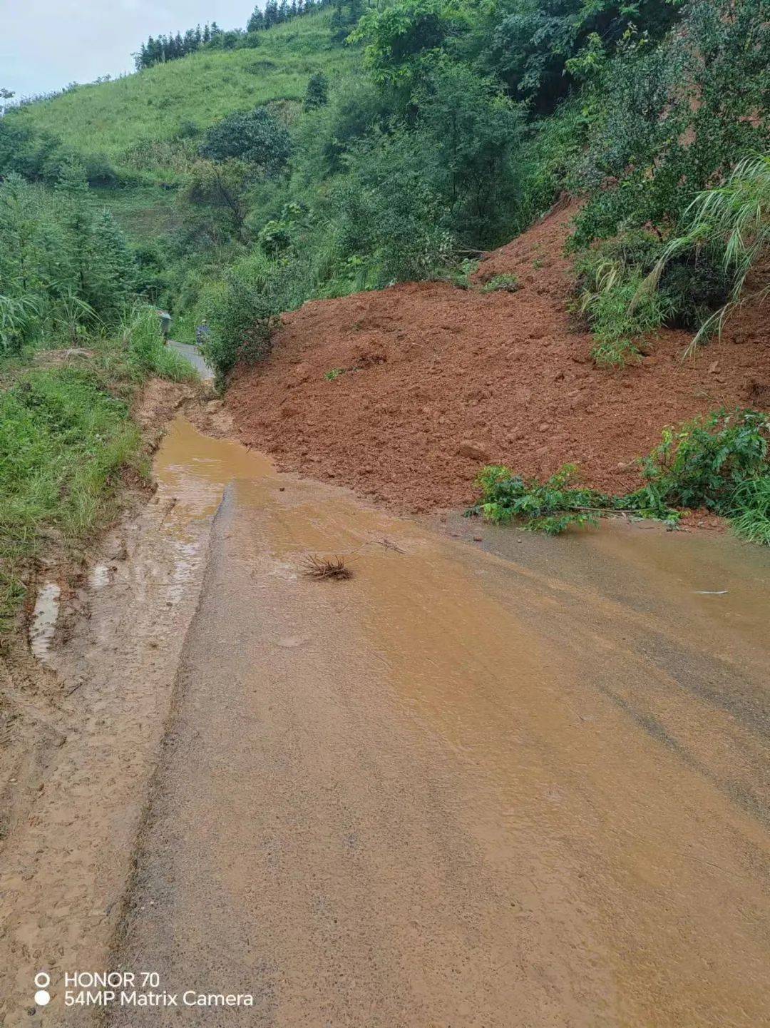 富宁多路段受阻,出行注意安全!