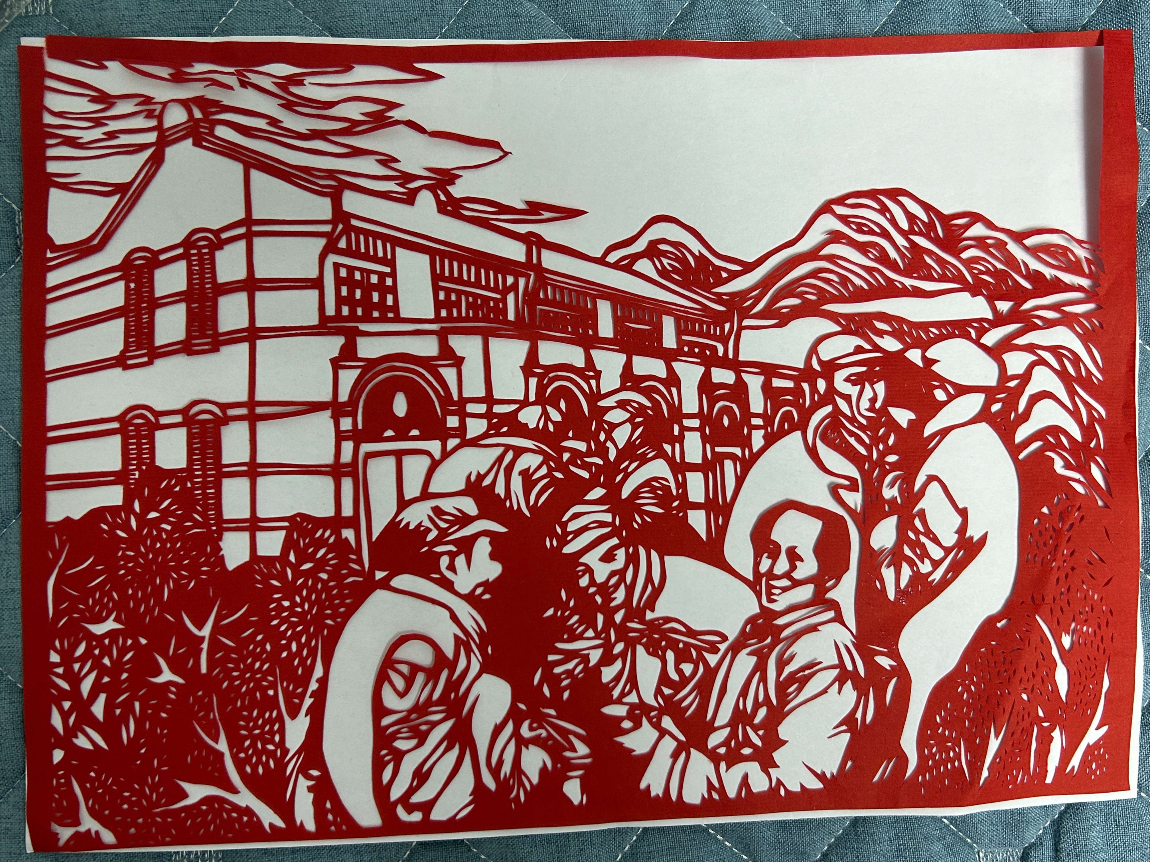 成员普莉在参观遵义会议纪念馆,通过展板了解遵义会议的背景和历程