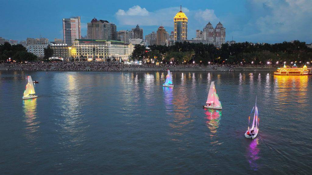 哈尔滨:松花江上彩帆点点灵动夏夜