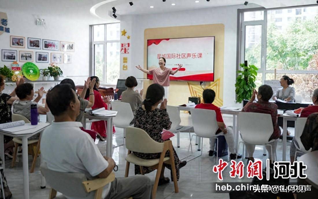 河北省邯郸市丛台区苏曹乡星城国际社区的老年人走进社区老年大学