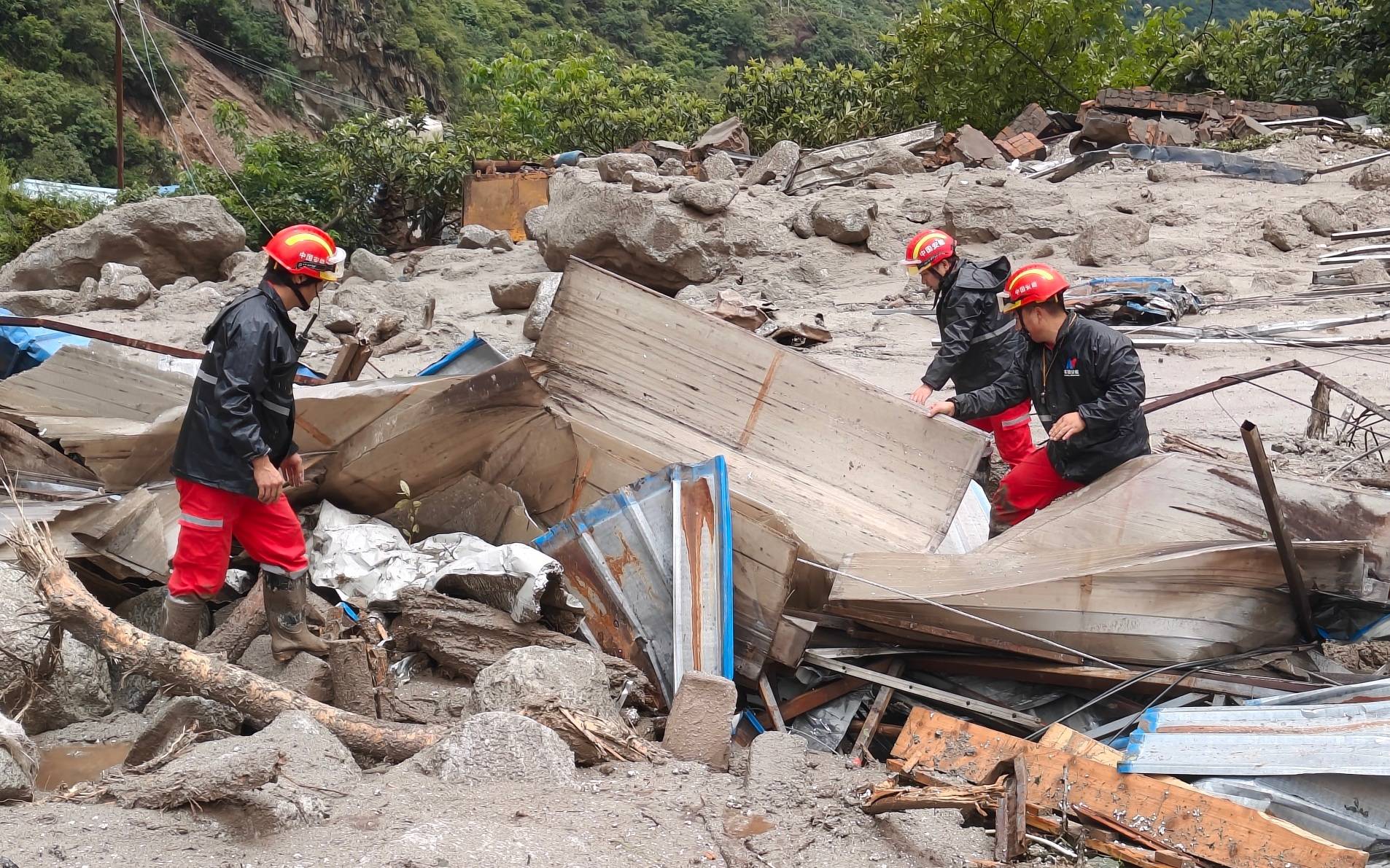 四川康定山洪泥石流灾害抢险工作正在进行中