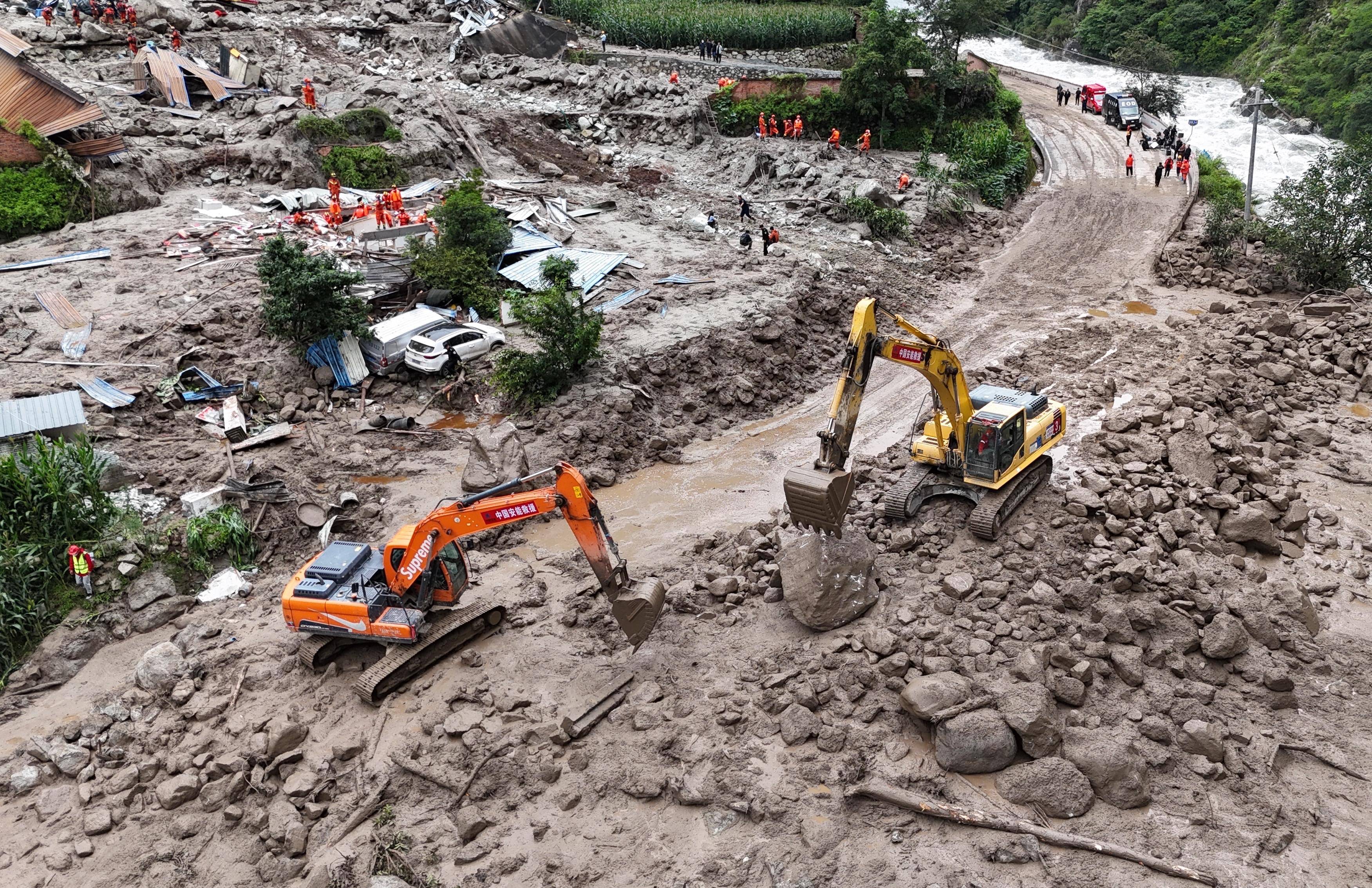 新华全媒|四川康定山洪泥石流灾害抢险救援有序推进