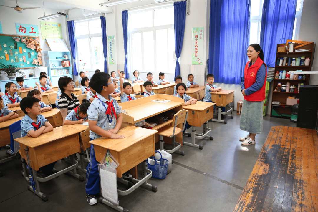 本次进校园活动引导学生从小树立正确的用水观,通过"小手拉大手",真正