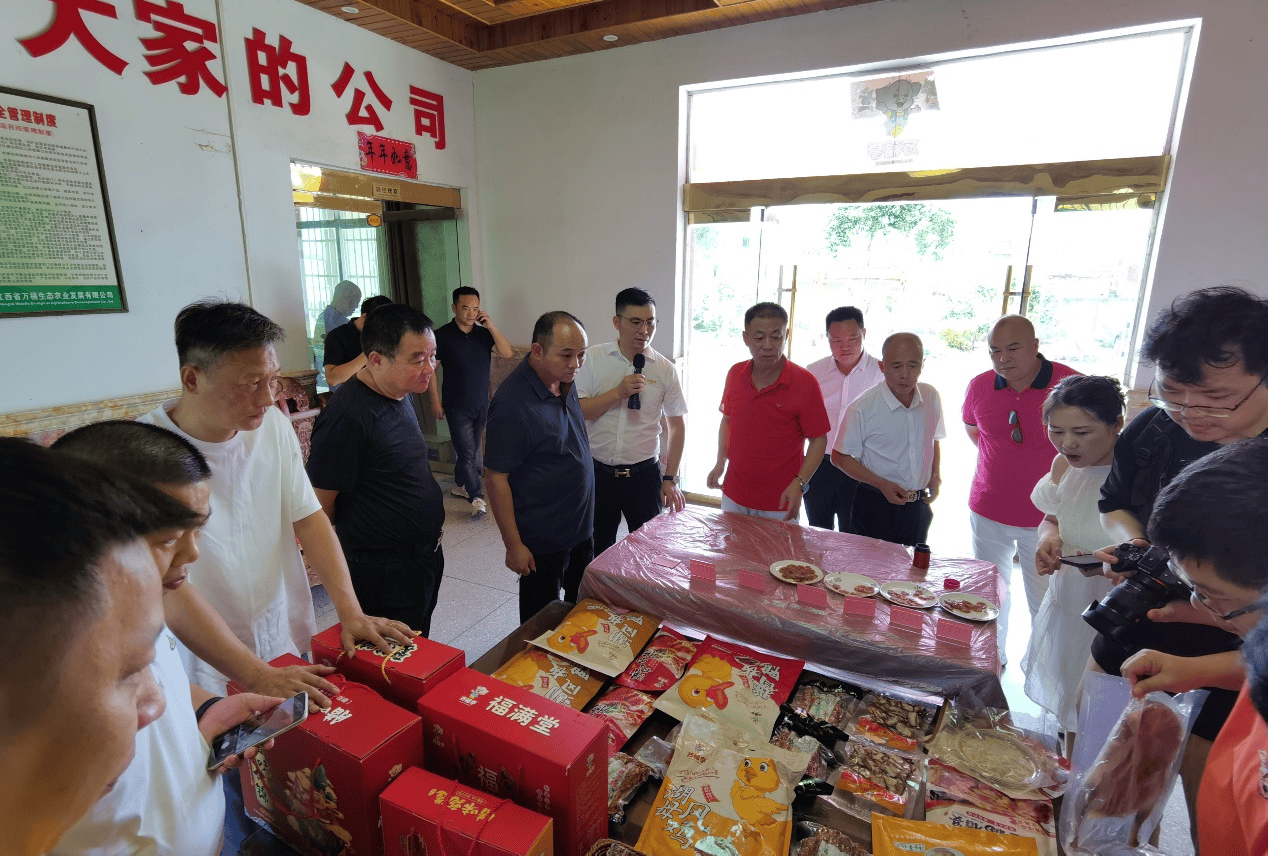 执行会长罗小毛,秘书长温振章,名厨委主任殷建军及南昌蔡府家宴蔡吉星