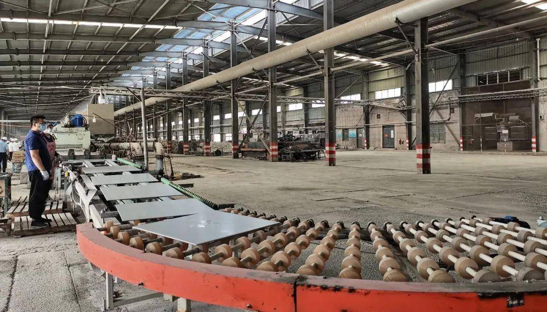 机,数控雕刻机等智能化设备正高速运转,工人们忙碌在各自的岗位上