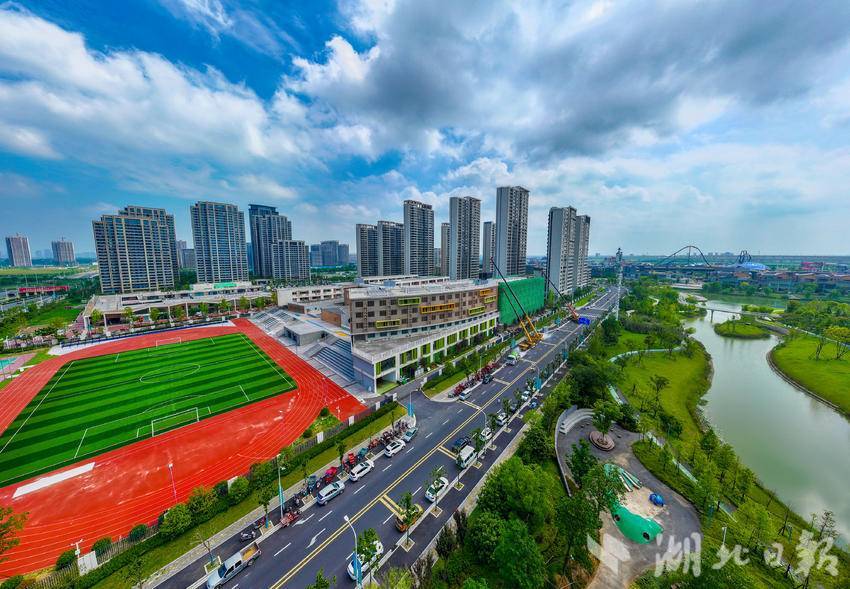 先后建设襄阳五中华侨城实验学校,五中初级中学,汉水中学,王河小学
