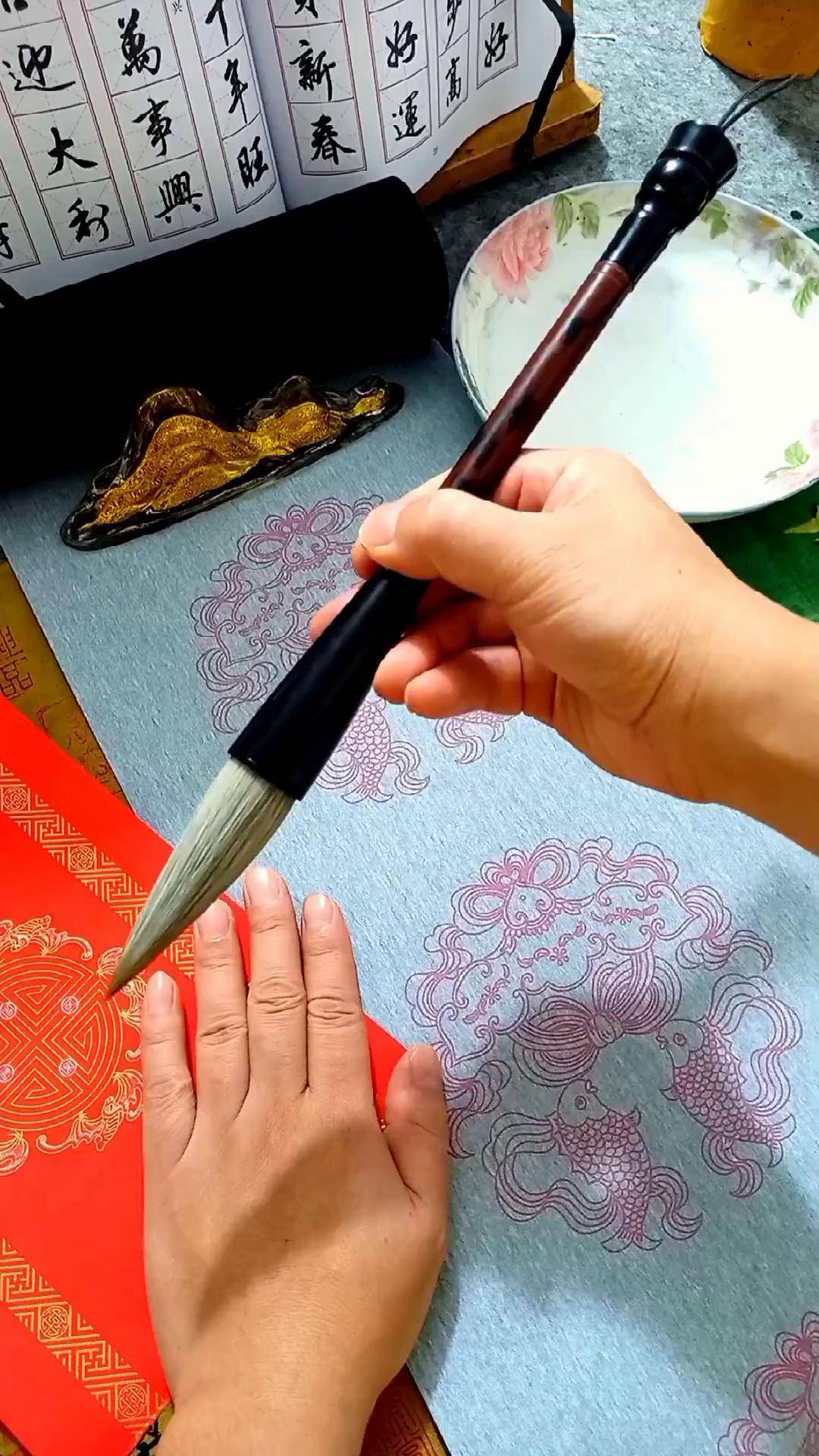 用水写布练好了,再在春联纸上写,就不怕浪费纸了