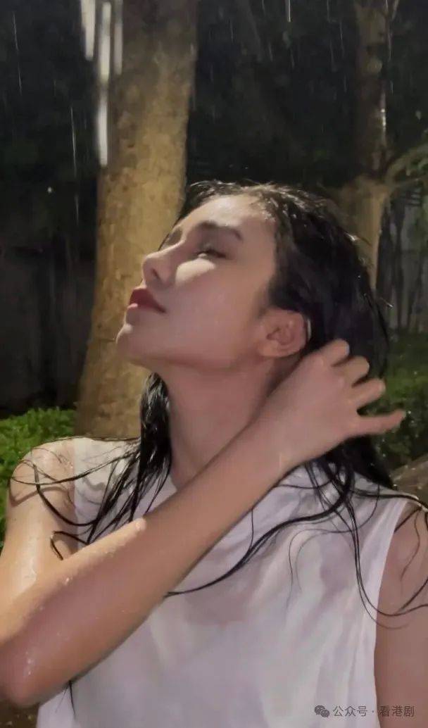 王敏慈大玩湿身诱惑 淋雨摆pose极诱人
