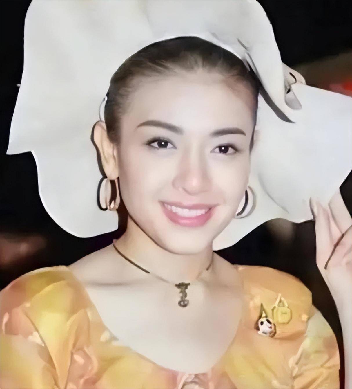 19岁提帮功眼神柔和,瘦了很多,坐在地上和别人聊天