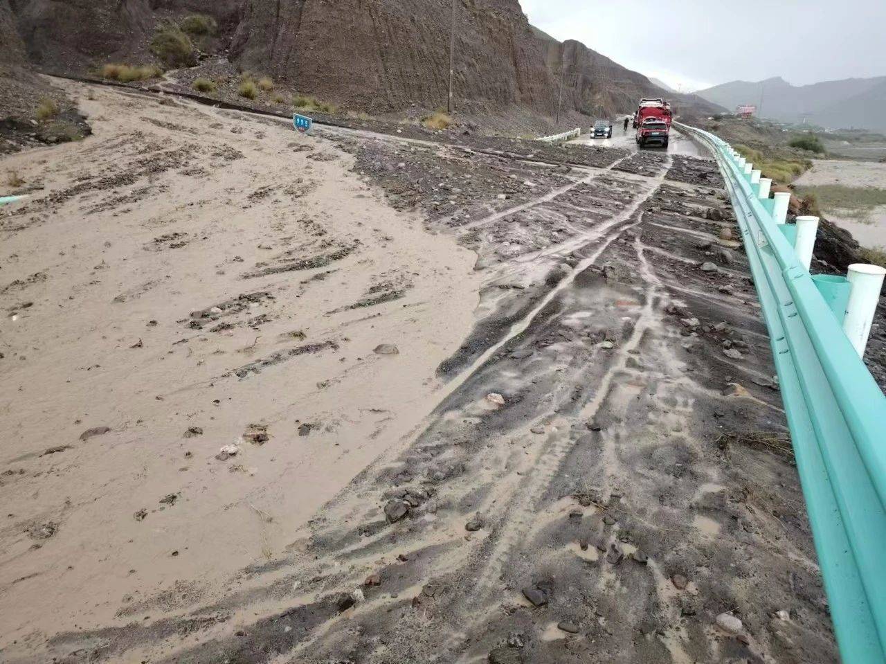 独库公路库车段出现泥石流 已实行临时交通管制