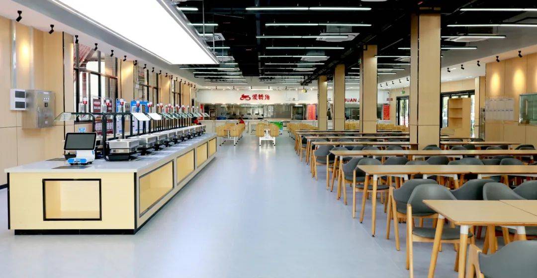 员工餐厅大变样,还有停车位,吸烟区