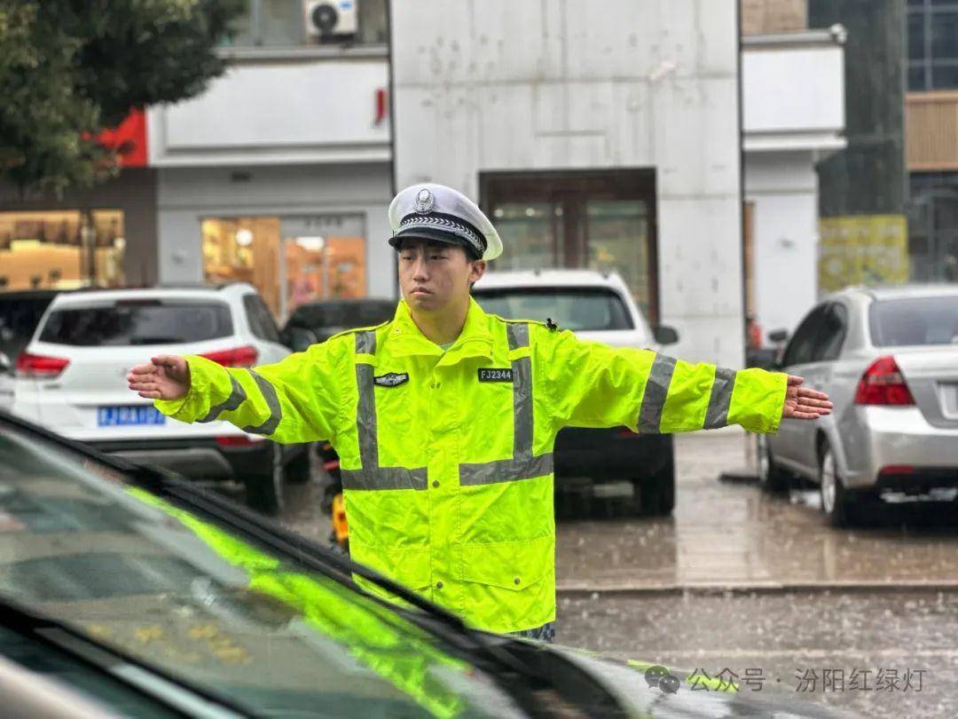 雨季汛期 汾阳交警温情守护 雨中执勤保畅通