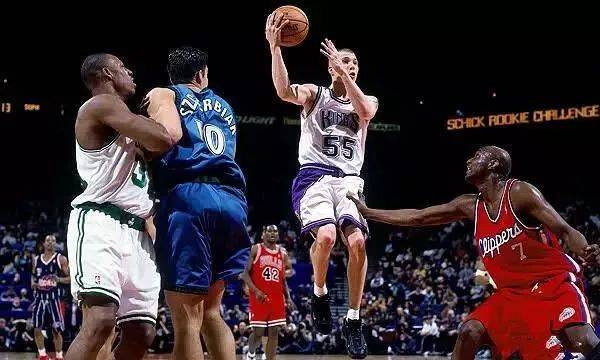 体育方面:uf在美国具有相当高的知名度,足球和篮球项目尤为强势,并