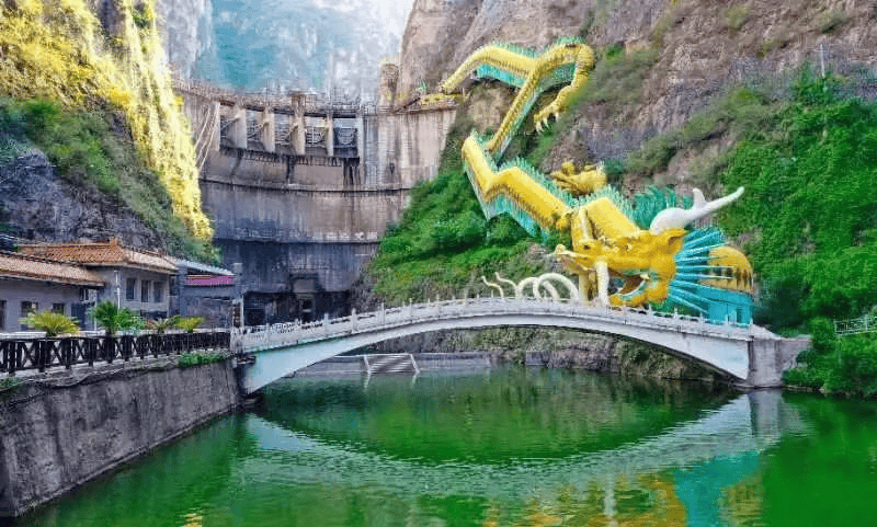 盛夏时节,延庆区四海镇的千亩花海正值盛花期,花海山谷旅游季将持续至