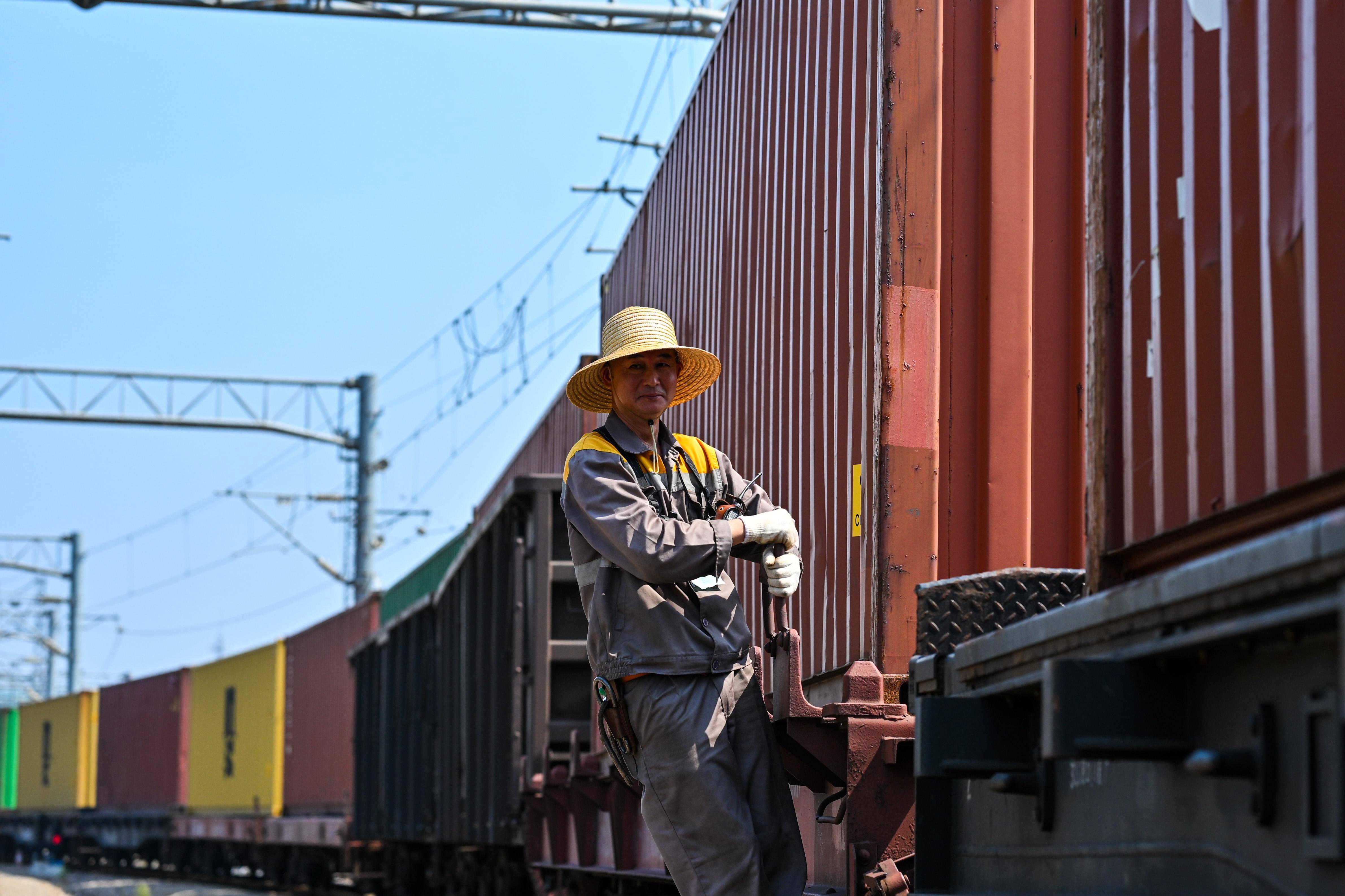 铁路调车员坚守岗位保障暑运