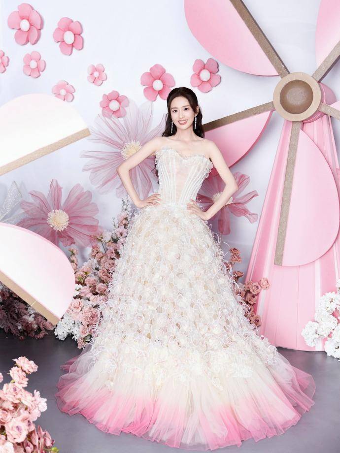 佟丽娅晒母子写真庆祝41岁,前夫陈思诚连续13年卡点祝福:新角色新高度