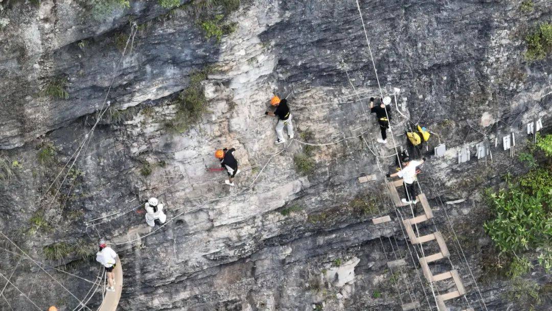 猴耳天坑极限酷玩公园:户外探险与极限运动爱好者的乐园