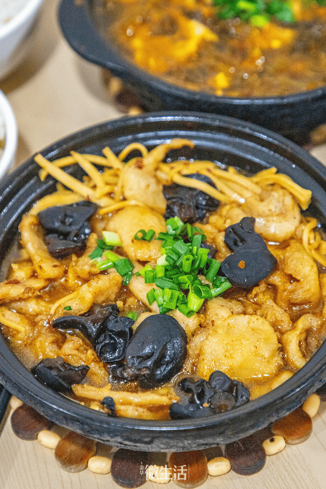 砂锅的保温性能,也能让肉片在食用时依然保持热腾腾的状态,每一块肉片