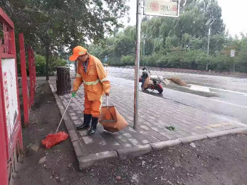 积极应对强降雨 环卫保洁不停歇(图1)