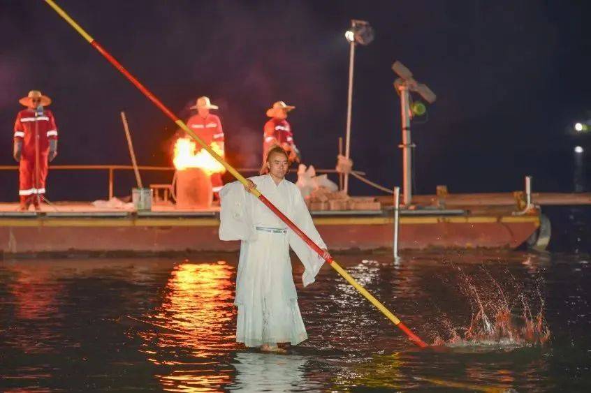 《牛郎织女》情景剧七夕今宵看碧霄牛郎织女渡河桥非遗水上打铁花东方