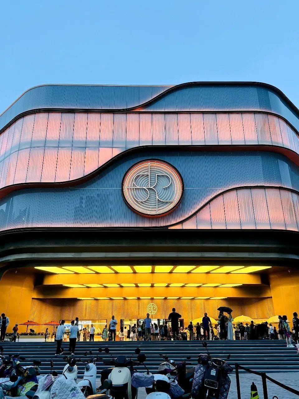 武汉最贵的商业开业了，武汉skp，建筑颜值还很不错!_品牌_的设计_街区