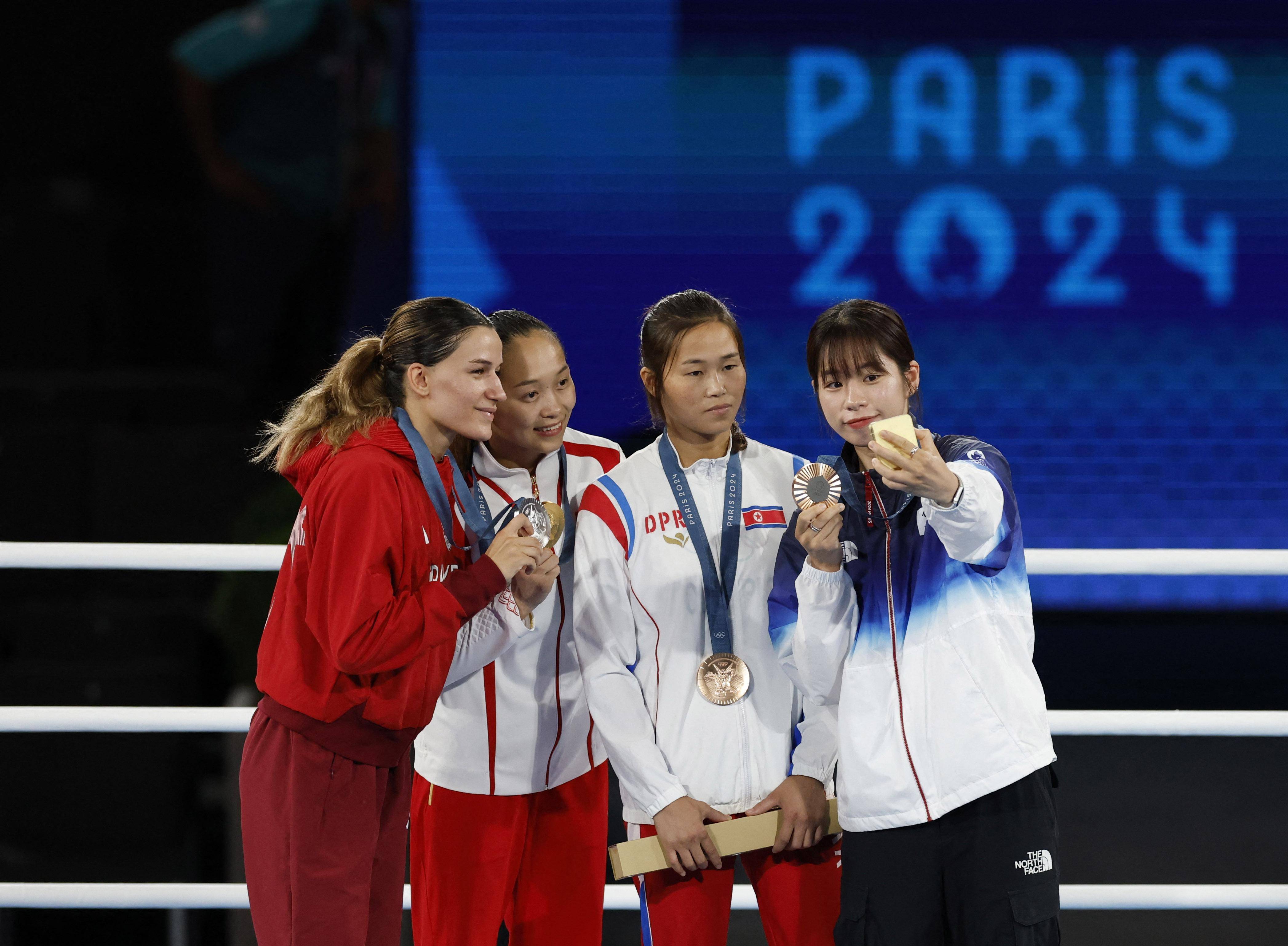 韩朝女拳手并列拿铜&合影韩国选手曾表示想拥抱,但未能实现