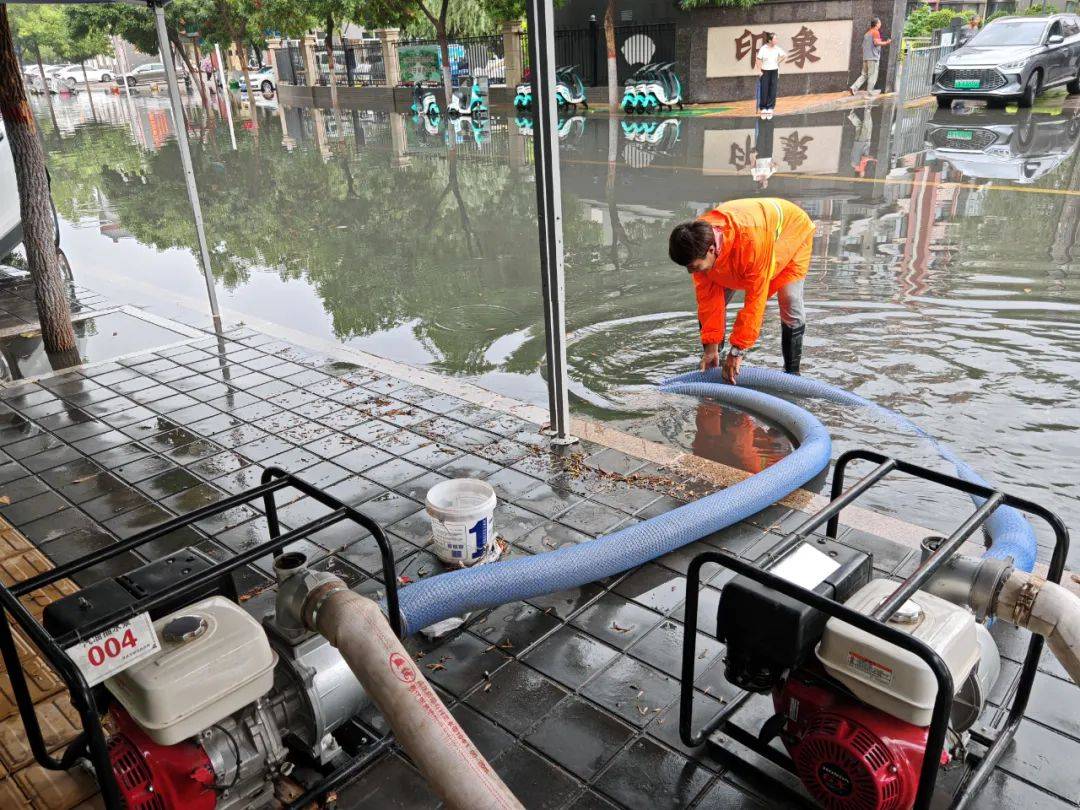 我市多部门以"迅"应"汛 应对降水天气引发的市区积水