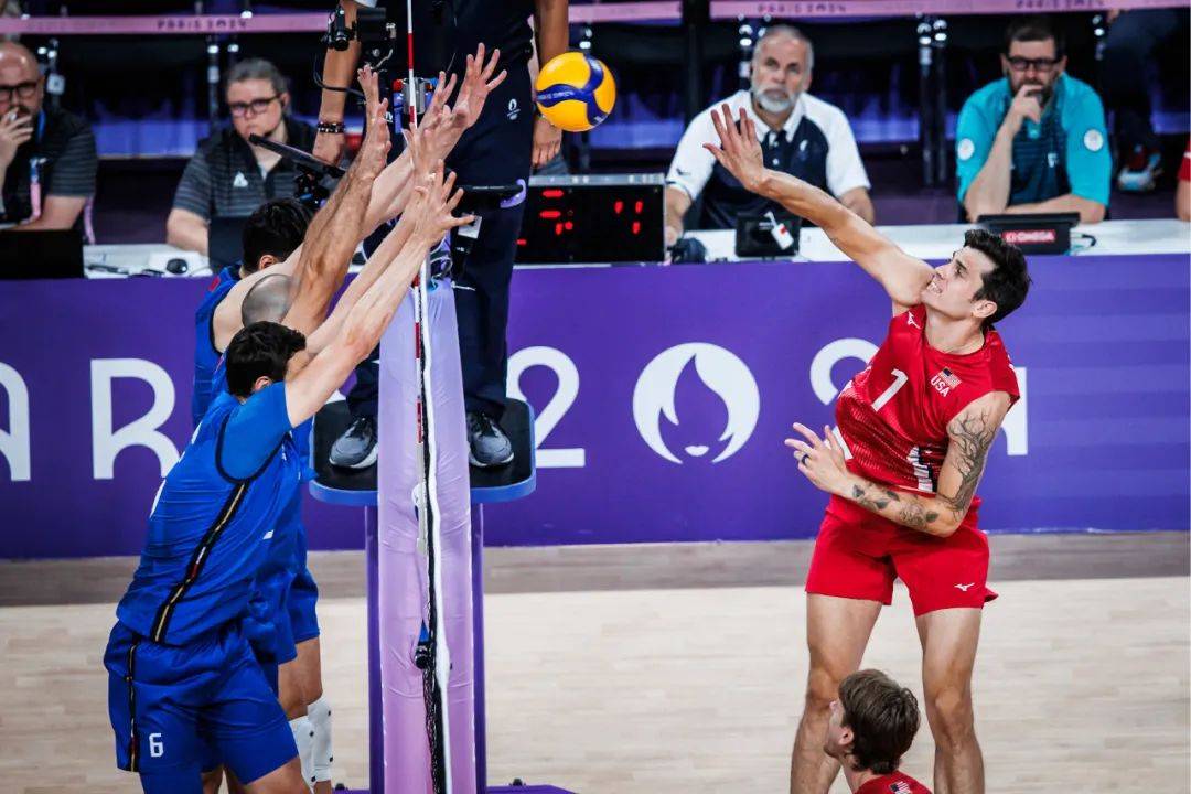 胜利队伍贡献了15分(24扣11中3拦1发),德法尔科和霍尔特表现也很强劲