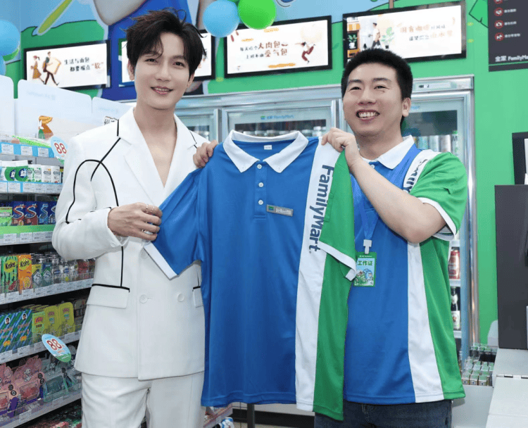 重庆6店同开,全家familymart"超级店长"陈楚生现场助阵