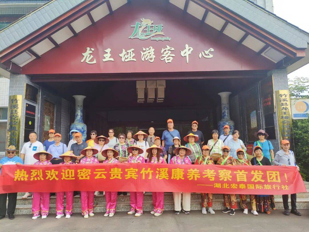 桃花岛夯土小镇他们先后探访了热爱自然与文化的游客组成此次旅行团由