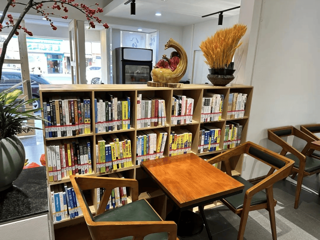 周一至周日 10:00-22:00地址:大良街道文秀路37号梁銶琚图书馆1楼