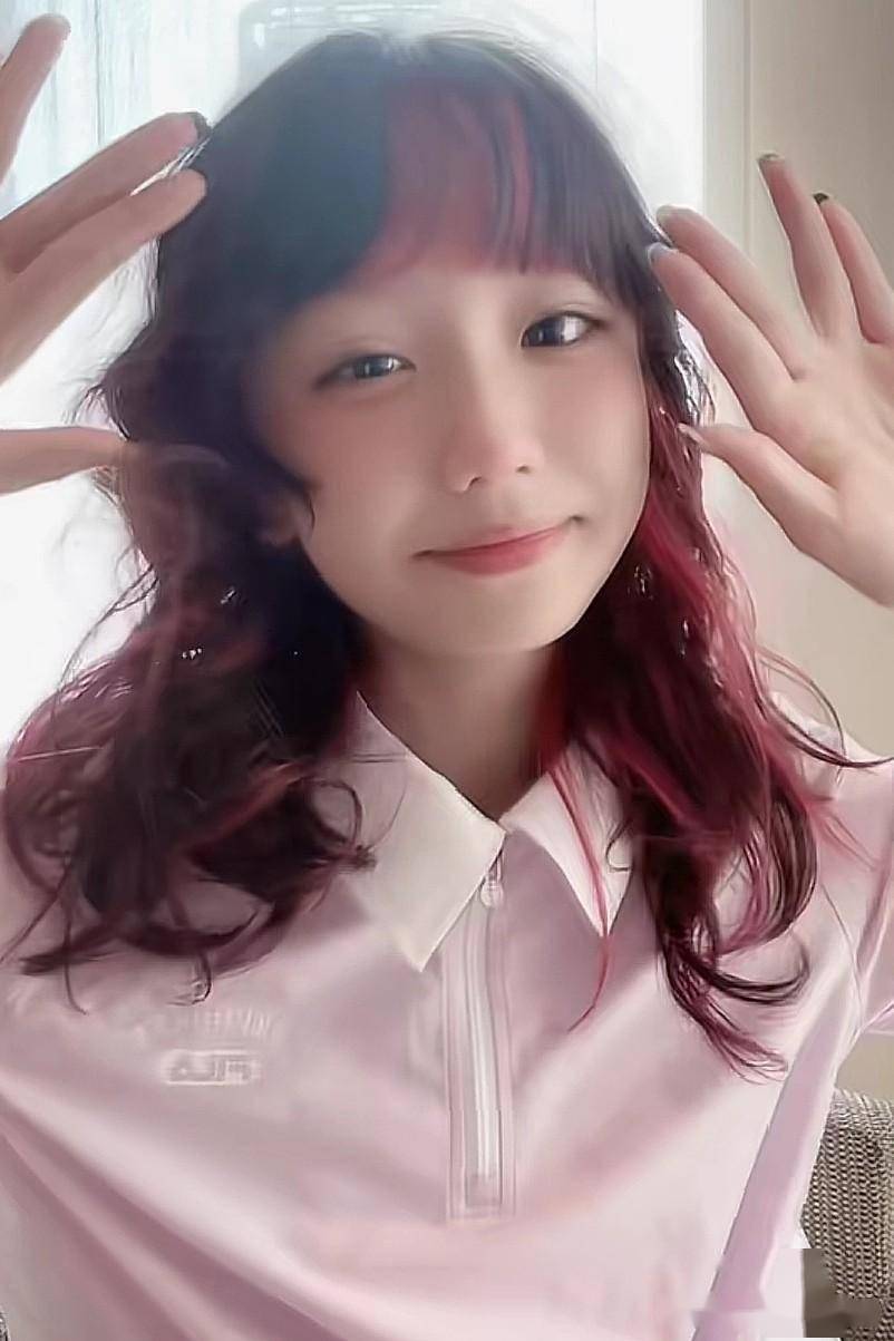 张丹峰女儿曝近照,10岁张晞彤挑染红发做美甲,颜值赶超洪欣