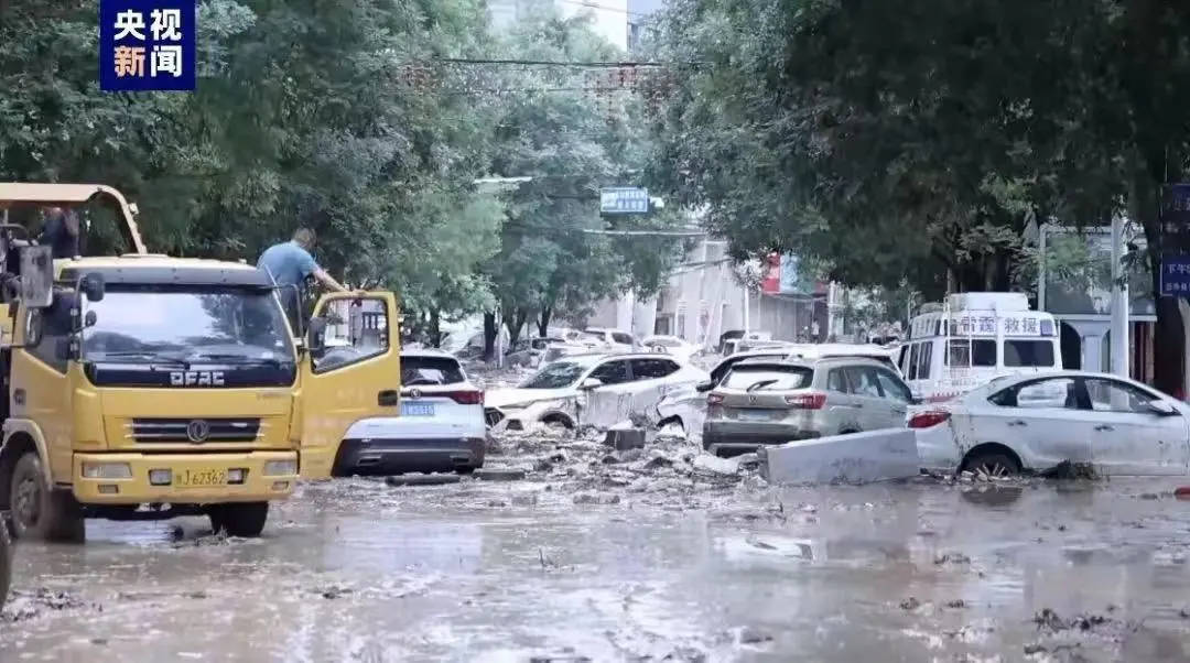 200多辆车被冲上街头 陕西一地突遭大暴雨 还有商铺被淹！ 街道被堵