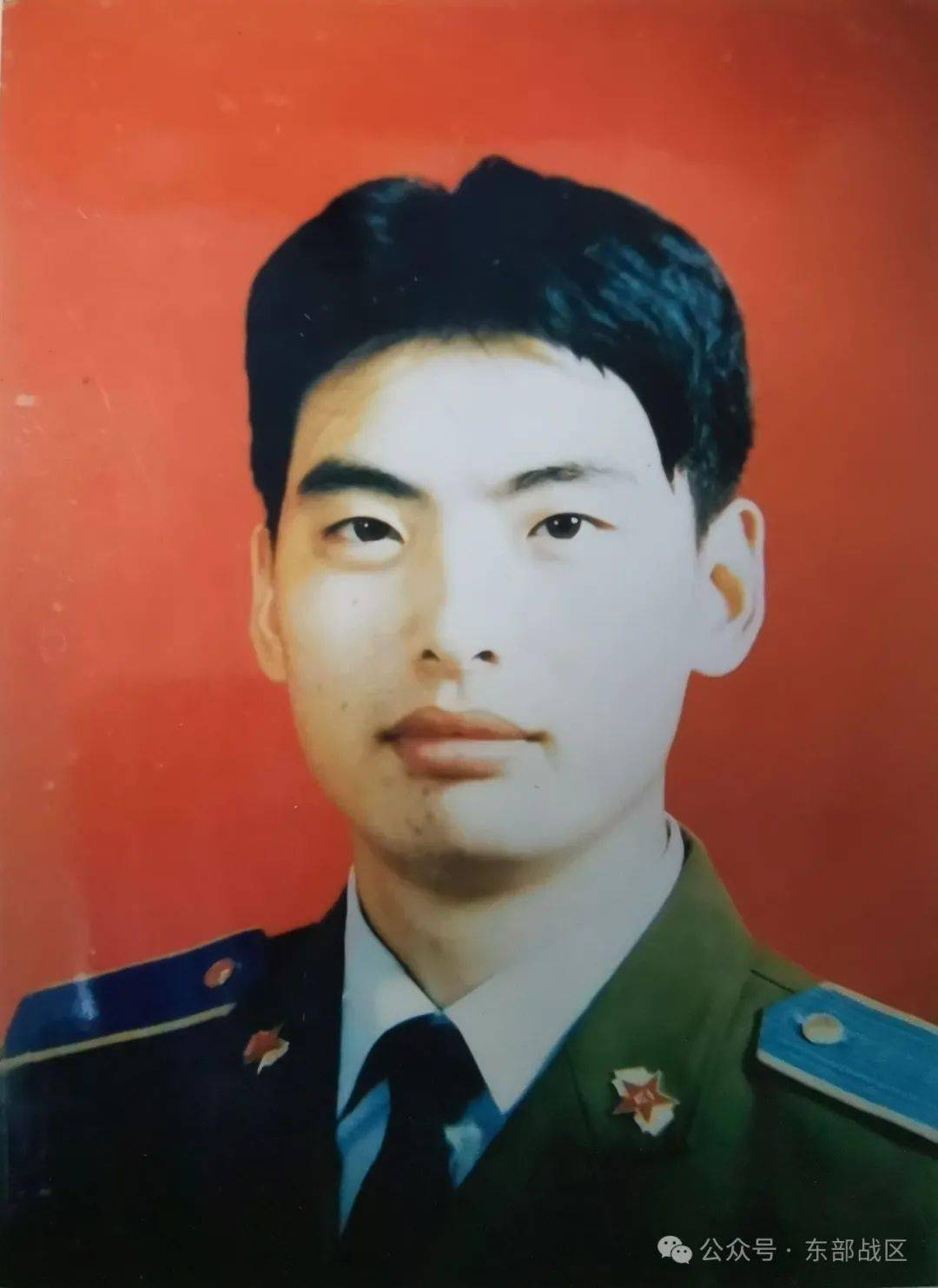 停飞人员留存的旧式红底证件照.