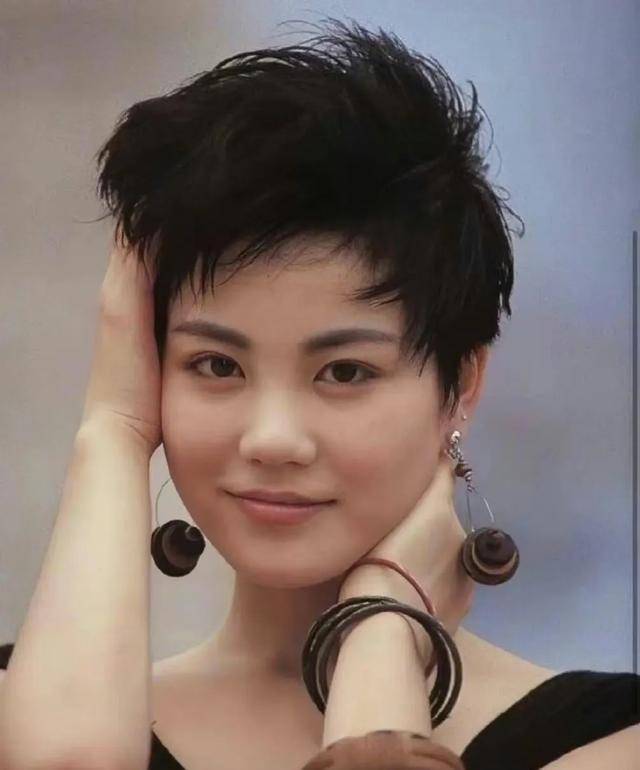 王菲年轻时真是美极了,她那种气质在娱乐圈里真的找不出第二个 67