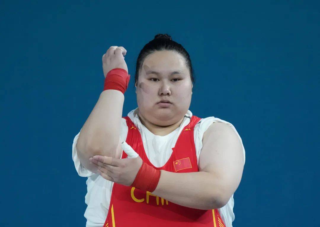 “下班了、下班了！”李雯雯卫冕夺冠，赛后一幕萌翻全场_举重_比赛_巴黎奥运会