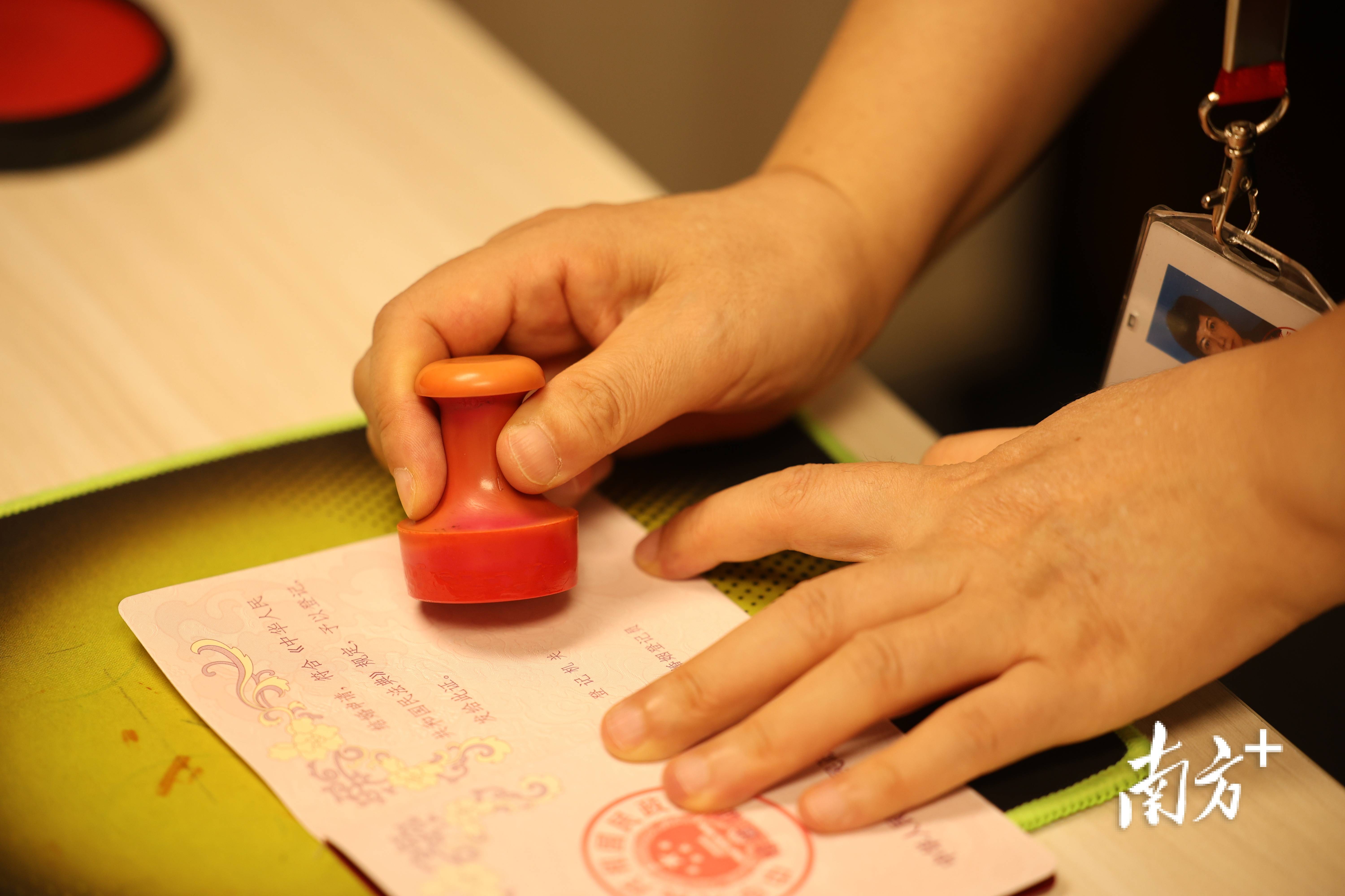 工作人员加班为新人们办理婚姻登记.