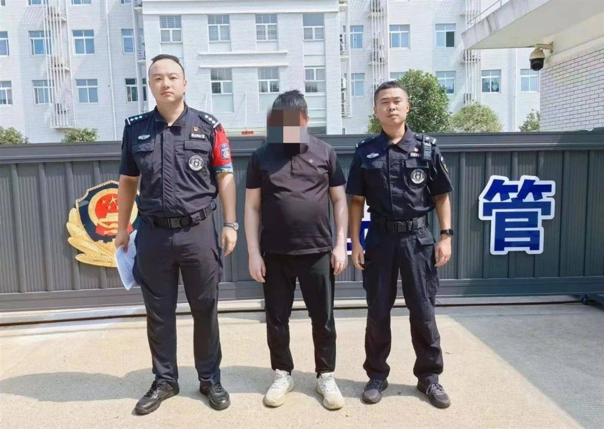此前,8月7日3时许,特警支队民警在仙桃市昌升路附近,抓获张贴涉黄小