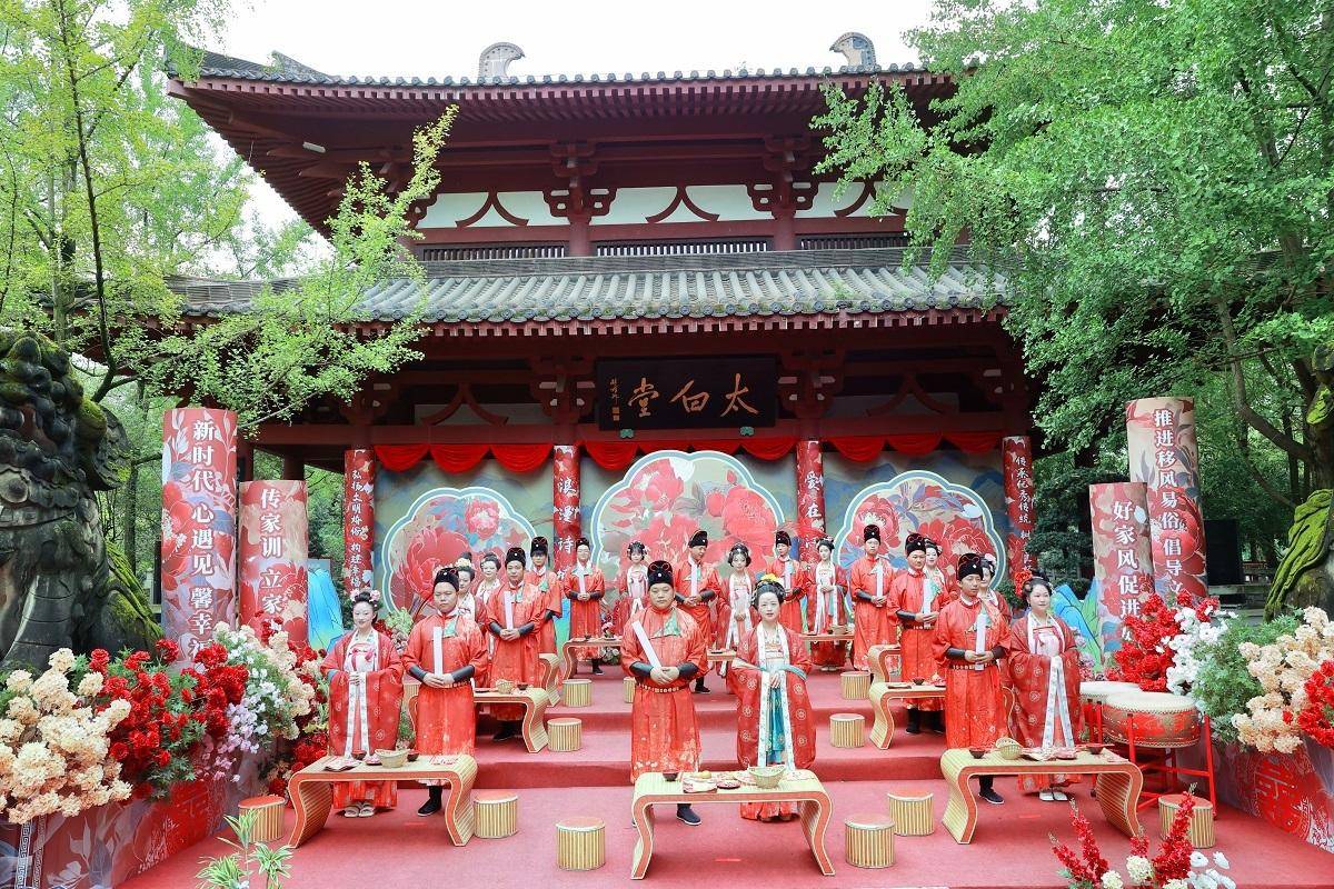 在满场的期待下,10对新人身着唐式婚服,在赞礼官引导下,行却扇礼,拜