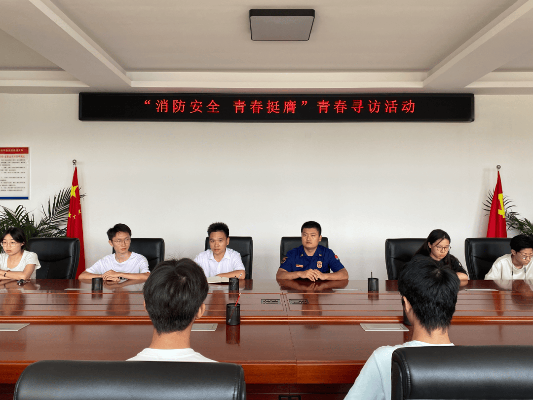 同学们聚精会神地聆听,对消防员这份职业有了更深入的了解.活动现场!